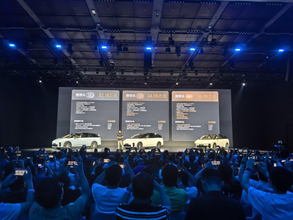 兴华配资 理想i8售32.18万元起 交付即有\＂专职司机\＂